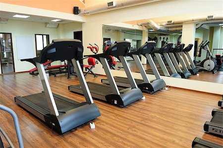 simsearch:400-07627460,k - Set of treadmills staying in line in the gym Photographie de stock - Aubaine LD & Abonnement, Code: 400-07299178