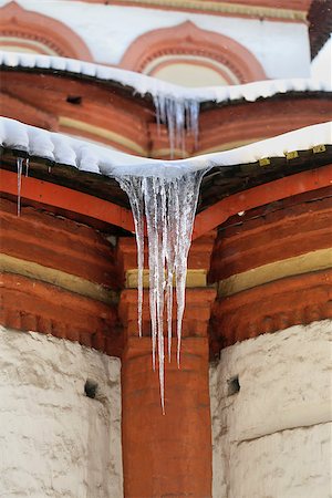 simsearch:400-07297789,k - transparent icicles on the roof of the church Foto de stock - Super Valor sin royalties y Suscripción, Código: 400-07299172