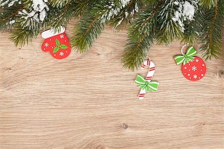 simsearch:400-07299371,k - Christmas fir tree and decor on wooden board Foto de stock - Super Valor sin royalties y Suscripción, Código: 400-07299360