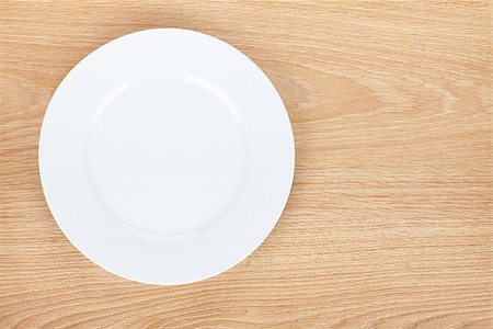 simsearch:400-07331603,k - Empty white plate on wooden table. View from above Foto de stock - Super Valor sin royalties y Suscripción, Código: 400-07299420