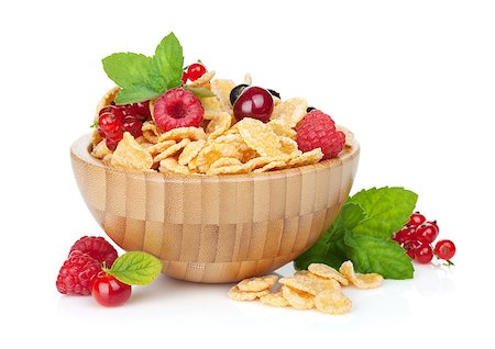 simsearch:400-05735704,k - Fresh corn flakes with berries in bowl. Isolated on white background Photographie de stock - Aubaine LD & Abonnement, Code: 400-07299535