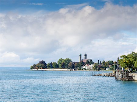 simsearch:400-07407995,k - View to the lake Bodensee in the German town Friedrichshafen with the curch Schlosskirche in background on a sunny day Fotografie stock - Microstock e Abbonamento, Codice: 400-07299622