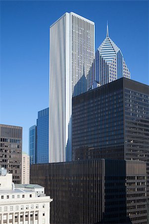 edificio wrigley - View from the hotel window at the skyscrapers in Chicago Foto de stock - Super Valor sin royalties y Suscripción, Código: 400-07299679