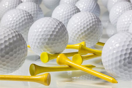 simsearch:400-07218310,k - Different golf balls on a glass table Photographie de stock - Aubaine LD & Abonnement, Code: 400-07299682