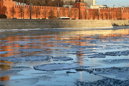 simsearch:400-07299937,k - moscow river with ice movement at the Kremlin wall Stock Photo - Budget Royalty-Free & Subscription, Code: 400-07299936