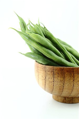 designsstock (artist) - fresh beans fruit into wooden bowl on white background . Fotografie stock - Microstock e Abbonamento, Codice: 400-07290462