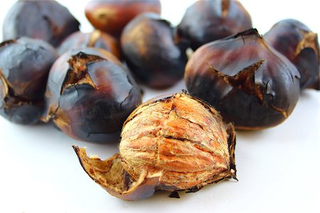 simsearch:400-07289954,k - roasted sweet chestnuts on white background. Foto de stock - Royalty-Free Super Valor e Assinatura, Número: 400-07290476