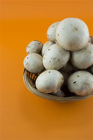 simsearch:400-07244181,k - button mushrooms in straw basket, champignons. Foto de stock - Super Valor sin royalties y Suscripción, Código: 400-07290563