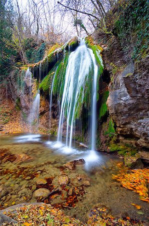 simsearch:400-07306253,k - flowing waterfall on a cliff in the autumn season Stock Photo - Budget Royalty-Free & Subscription, Code: 400-07291327