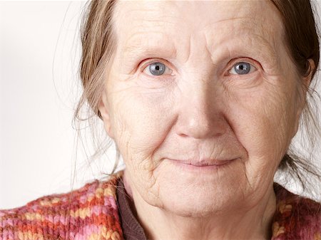 simsearch:400-06365837,k - senior woman smiling to camera, close up portrait Stockbilder - Microstock & Abonnement, Bildnummer: 400-07291370