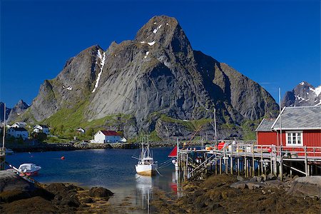 simsearch:400-08428494,k - Picturesque fishing town of Reine on the coast of fjord on Lofoten islands in Norway Stockbilder - Microstock & Abonnement, Bildnummer: 400-07291595