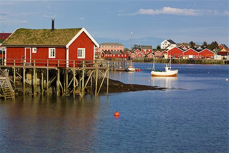 simsearch:400-06557081,k - Traditional red rorbu hut with sod roof in town of Reine on Lofoten islands in Norway Foto de stock - Super Valor sin royalties y Suscripción, Código: 400-07291615