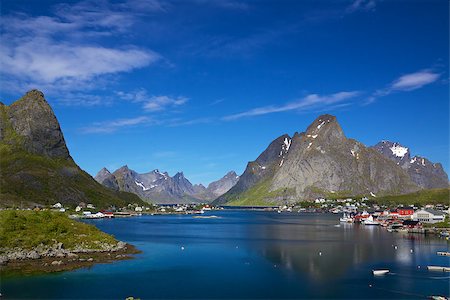 simsearch:400-06946273,k - Scenic town of Reine by the fjord on Lofoten islands in Norway Photographie de stock - Aubaine LD & Abonnement, Code: 400-07291610