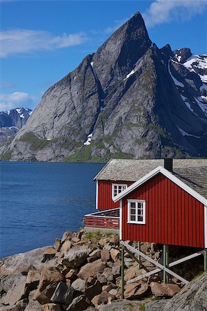 simsearch:400-06946273,k - Traditional red fishing rorbu hut on the coast of fjord on lofoten islands in Norway Photographie de stock - Aubaine LD & Abonnement, Code: 400-07291613