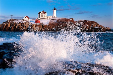 sentinel - Maine's Cape Neddick (Nubble) Lighthouse guides mariners at high tides during the holiday season. Photographie de stock - Aubaine LD & Abonnement, Code: 400-07291782
