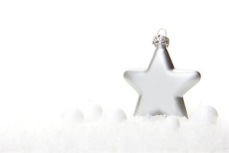 simsearch:400-07920008,k - silver christmas bauble as christmas star on snow Fotografie stock - Microstock e Abbonamento, Codice: 400-07291892