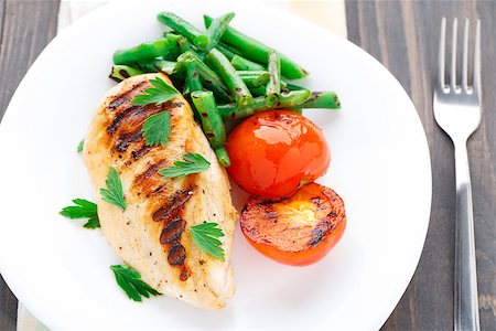 french bean dish - Grilled chicken with green beans and tomatoes on a plate Stock Photo - Budget Royalty-Free & Subscription, Code: 400-07291951