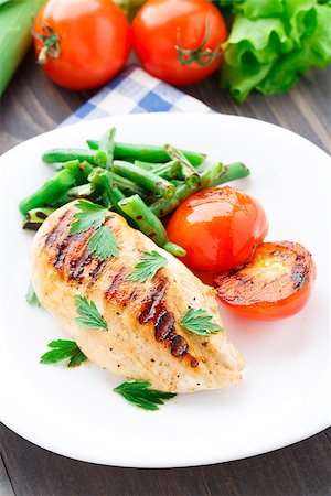 french bean dish - Grilled chicken with green beans and tomatoes on a plate Stock Photo - Budget Royalty-Free & Subscription, Code: 400-07291961