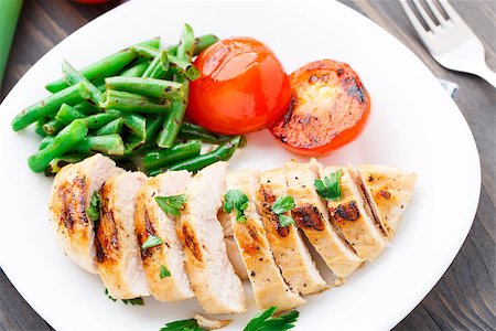 french bean dish - Grilled chicken with green beans and tomatoes on a plate Stock Photo - Budget Royalty-Free & Subscription, Code: 400-07291962