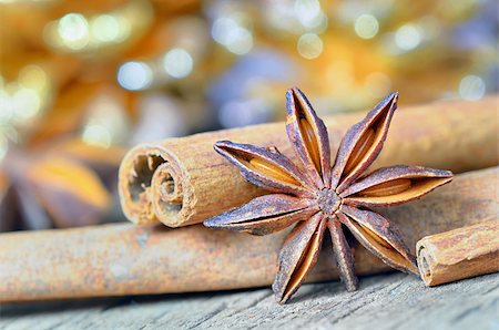 simsearch:400-06358844,k - extremely closeup view of anise star and cinnamon sticks, on wooden table Photographie de stock - Aubaine LD & Abonnement, Code: 400-07292132