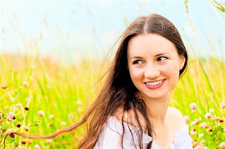 simsearch:400-04348779,k - beautiful young girl in a field of flowers Stockbilder - Microstock & Abonnement, Bildnummer: 400-07292410