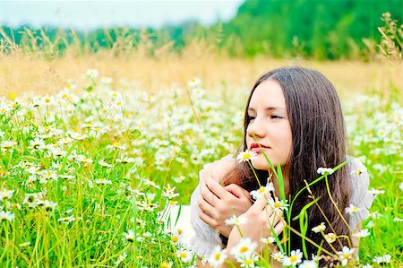 simsearch:400-04348779,k - girl resting in a field of chamomile in a white dress Fotografie stock - Microstock e Abbonamento, Codice: 400-07292411