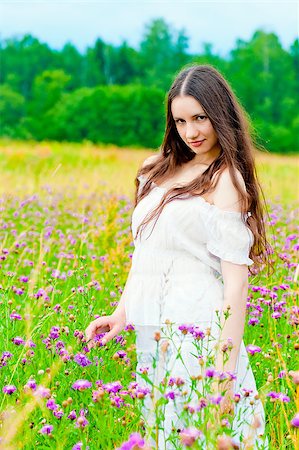 simsearch:400-04348779,k - beautiful girl standing in a field with purple cornflowers Foto de stock - Royalty-Free Super Valor e Assinatura, Número: 400-07292412