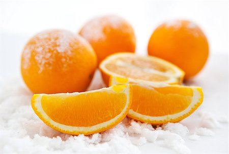 Oranges and slices of orange on the snow, close-up Stockbilder - Microstock & Abonnement, Bildnummer: 400-07292583