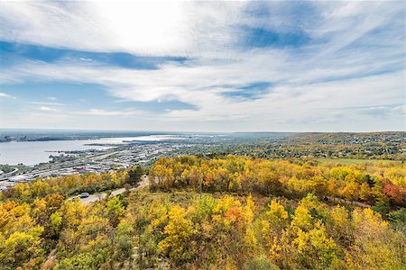 duluth - Autumn colored scene near harbor of Lake Superior Stockbilder - Microstock & Abonnement, Bildnummer: 400-07292699