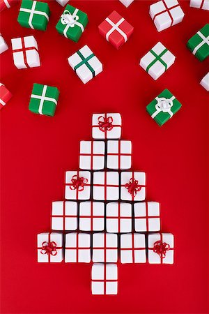 falling with box - Christmas tree made of small present boxes and falling snow gifts on red background Photographie de stock - Aubaine LD & Abonnement, Code: 400-07292997
