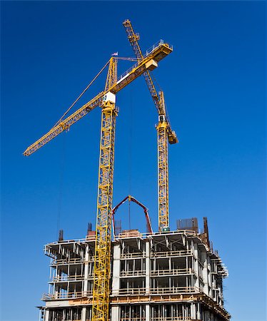 simsearch:400-05713038,k - Cranes and scafolding surround a high rise under construction Stock Photo - Budget Royalty-Free & Subscription, Code: 400-07293146