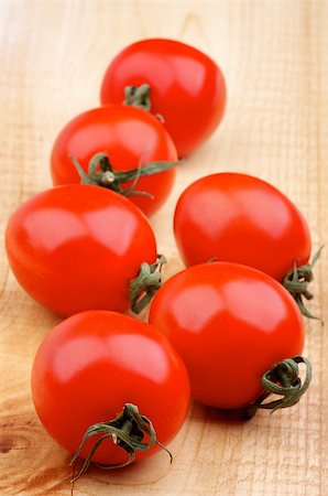 simsearch:400-06857433,k - Heap of Fresh Ripe Cherry Tomatoes on Rustic Wooden background Foto de stock - Super Valor sin royalties y Suscripción, Código: 400-07293270