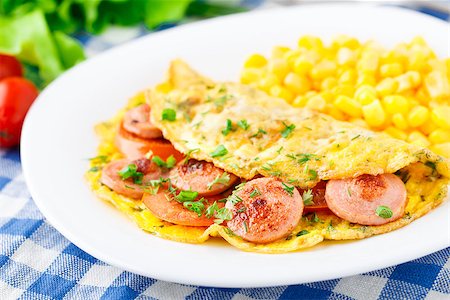 simsearch:400-04855335,k - Omelet with sausage, tomato and herbs on a plate Foto de stock - Royalty-Free Super Valor e Assinatura, Número: 400-07293330
