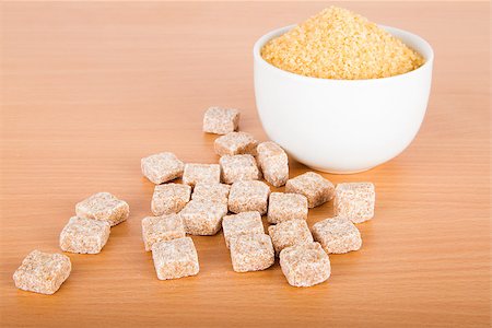 simsearch:400-06526962,k - Brown cane sugar cubes and crystal sugar, on a wooden background Foto de stock - Royalty-Free Super Valor e Assinatura, Número: 400-07293422