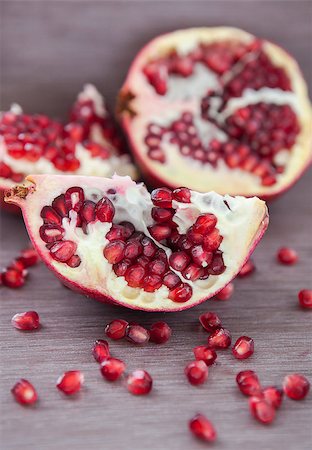 simsearch:400-03930798,k - Pomegranate and pomegranate seeds on a wooden board Photographie de stock - Aubaine LD & Abonnement, Code: 400-07293450