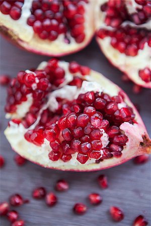 simsearch:400-03930798,k - Pomegranate and pomegranate seeds on a wooden board Photographie de stock - Aubaine LD & Abonnement, Code: 400-07293451