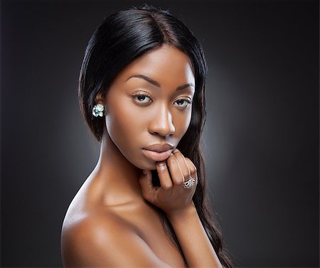 simsearch:400-07292674,k - Young beautiful black woman with long hair Photographie de stock - Aubaine LD & Abonnement, Code: 400-07293706
