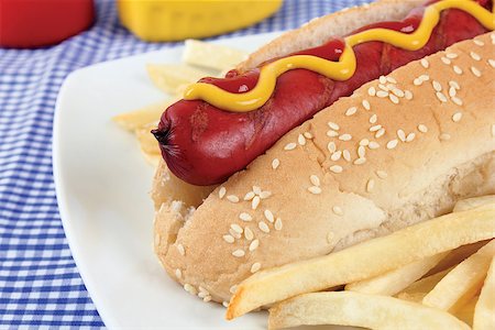 simsearch:400-04290264,k - a hot dog with fries on white plate Stockbilder - Microstock & Abonnement, Bildnummer: 400-07293929