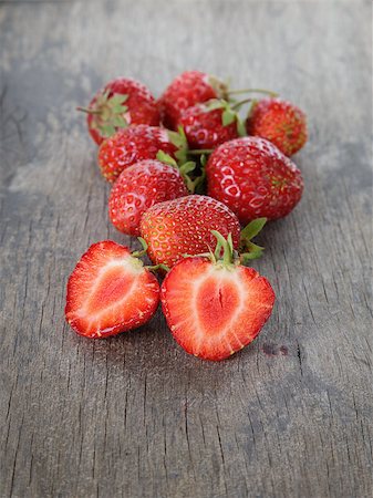 simsearch:400-06140437,k - fresh organic strawberries from garden, on wood table Stockbilder - Microstock & Abonnement, Bildnummer: 400-07304029