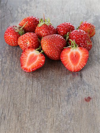 simsearch:400-06140437,k - fresh organic strawberries from garden, on wood table Stockbilder - Microstock & Abonnement, Bildnummer: 400-07304031