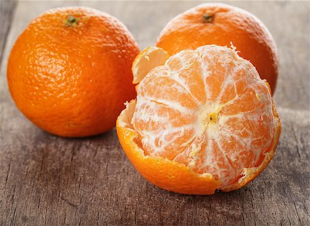 simsearch:400-07613620,k - ripe tangerines closeup photo on wooden table, intense color Stockbilder - Microstock & Abonnement, Bildnummer: 400-07304053