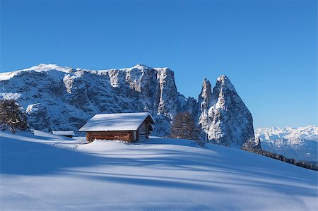 seiser alm - Wooden chalet in the Dolomites mountain in winter Foto de stock - Super Valor sin royalties y Suscripción, Código: 400-07304567