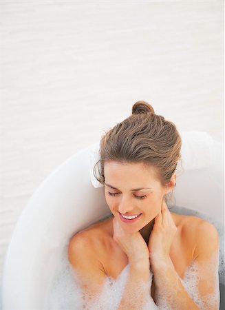 simsearch:400-07304840,k - Portrait of happy young woman laying in bathtub Stockbilder - Microstock & Abonnement, Bildnummer: 400-07304841