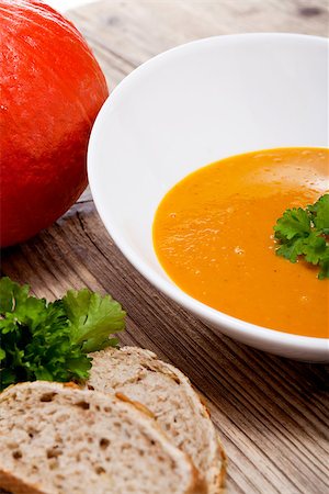 simsearch:400-07224405,k - fresh tasty homemade pumpkin soup on wooden table with parsley and bread Photographie de stock - Aubaine LD & Abonnement, Code: 400-07305165