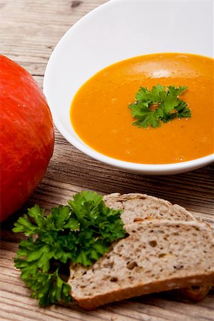 simsearch:400-07224405,k - fresh tasty homemade pumpkin soup on wooden table with parsley and bread Photographie de stock - Aubaine LD & Abonnement, Code: 400-07305166