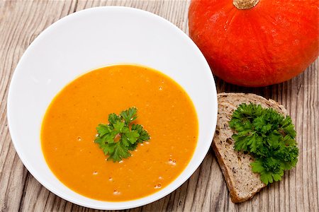 simsearch:400-07224405,k - fresh tasty homemade pumpkin soup on wooden table with parsley and bread Photographie de stock - Aubaine LD & Abonnement, Code: 400-07305167
