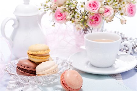 simsearch:400-04855702,k - traditional delicious sweet dessert macarons and coffee on table Photographie de stock - Aubaine LD & Abonnement, Code: 400-07305173