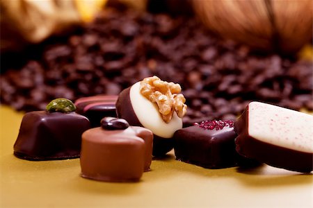 simsearch:400-04295091,k - collection of different sweet chocolate pralines closeup background present sugar Photographie de stock - Aubaine LD & Abonnement, Code: 400-07305228