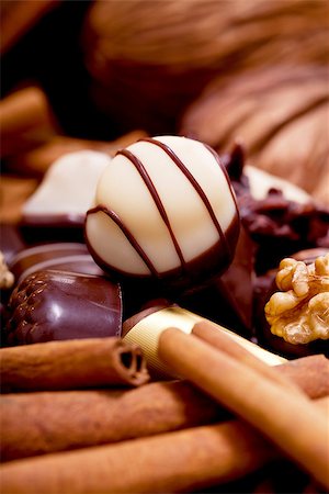 simsearch:400-04295091,k - collection of different sweet chocolate pralines closeup background present sugar Photographie de stock - Aubaine LD & Abonnement, Code: 400-07305220