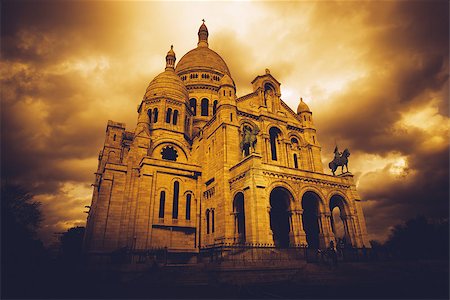 simsearch:400-08318159,k - Sacre Coeur in Paris, France, as storm clouds gather. Heavily filtered image for mood and atmosphere. Foto de stock - Royalty-Free Super Valor e Assinatura, Número: 400-07305579